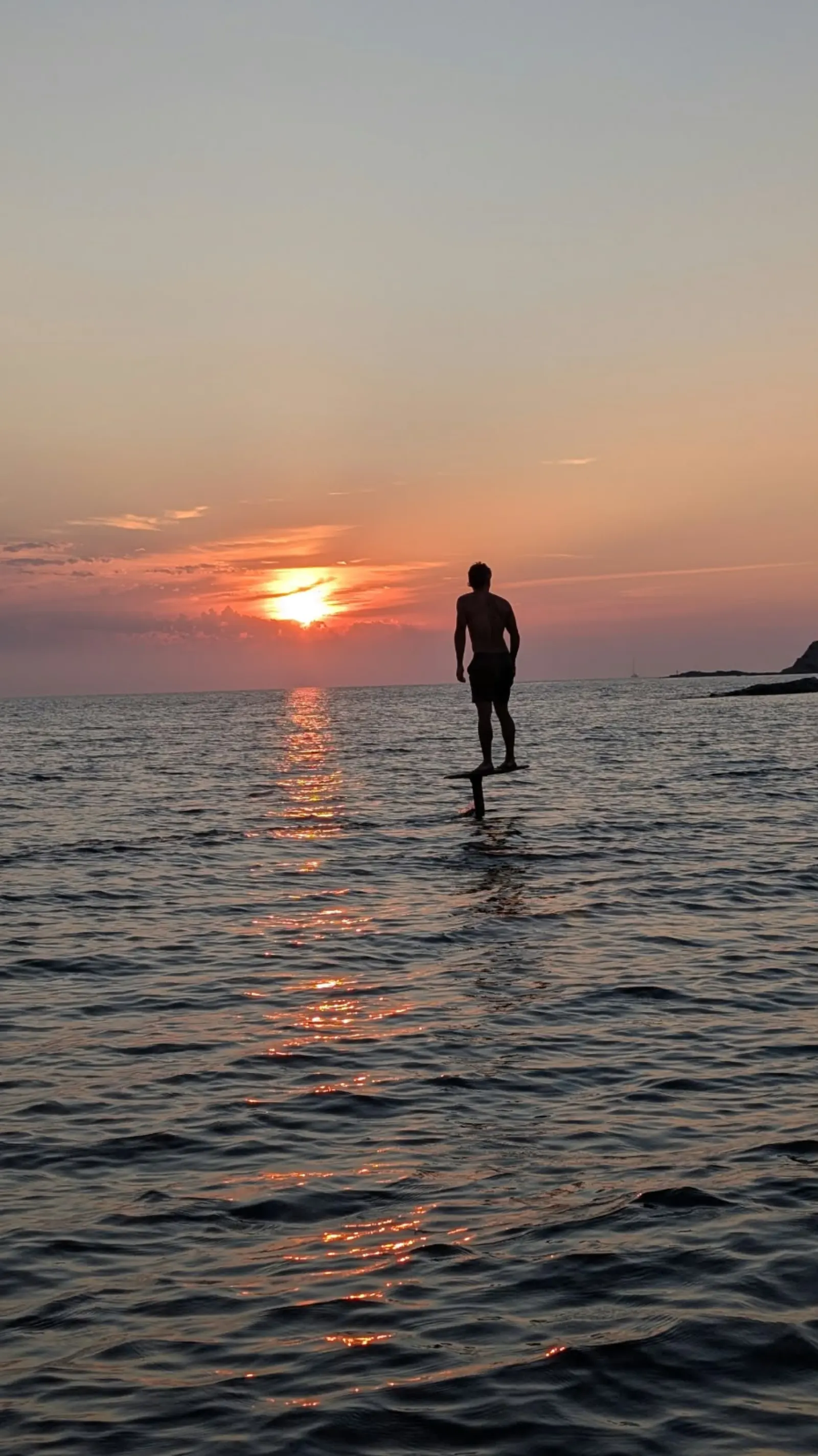 Rider en glisse au coucher du soleil