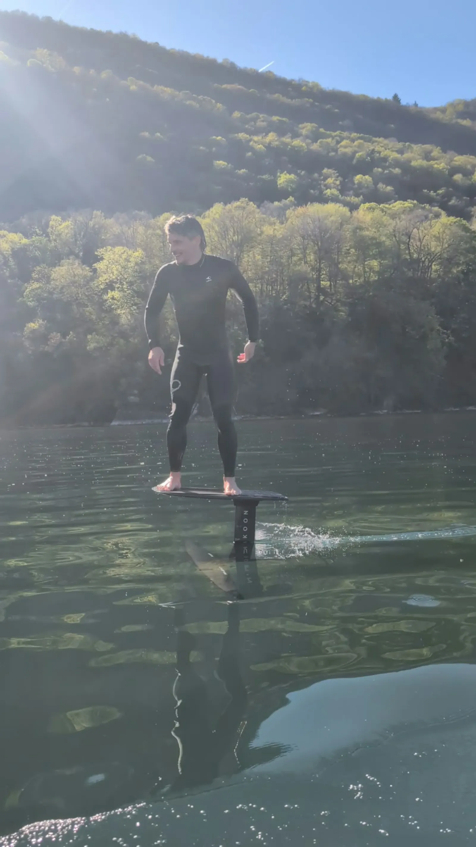 Rider en pump foil sur un lac