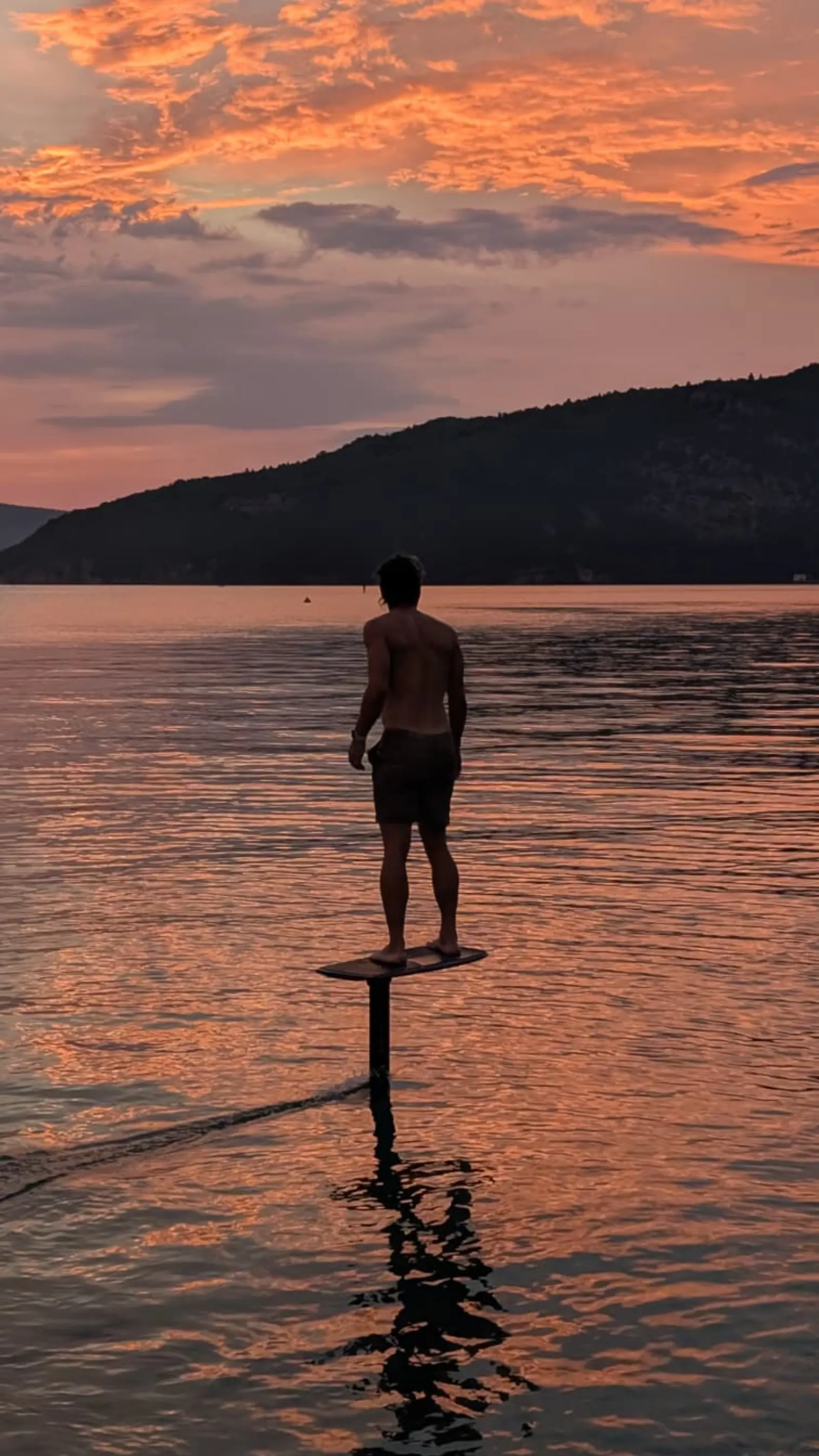 Rider sur un lac au crépuscule